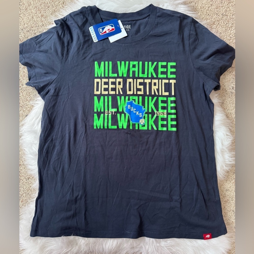 NWT Milwaukee Bucks Deer District Navy Blue T-Shirt Size 2X (fits more like a M)